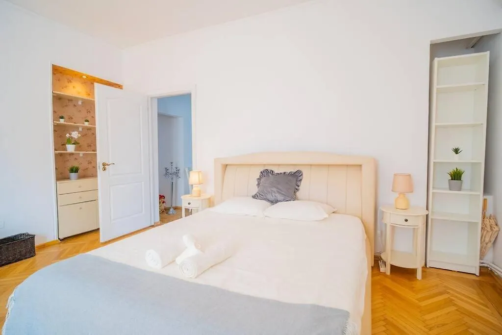 Stylishly Restored 1Br With Victorian Influence Bucharest Apartment